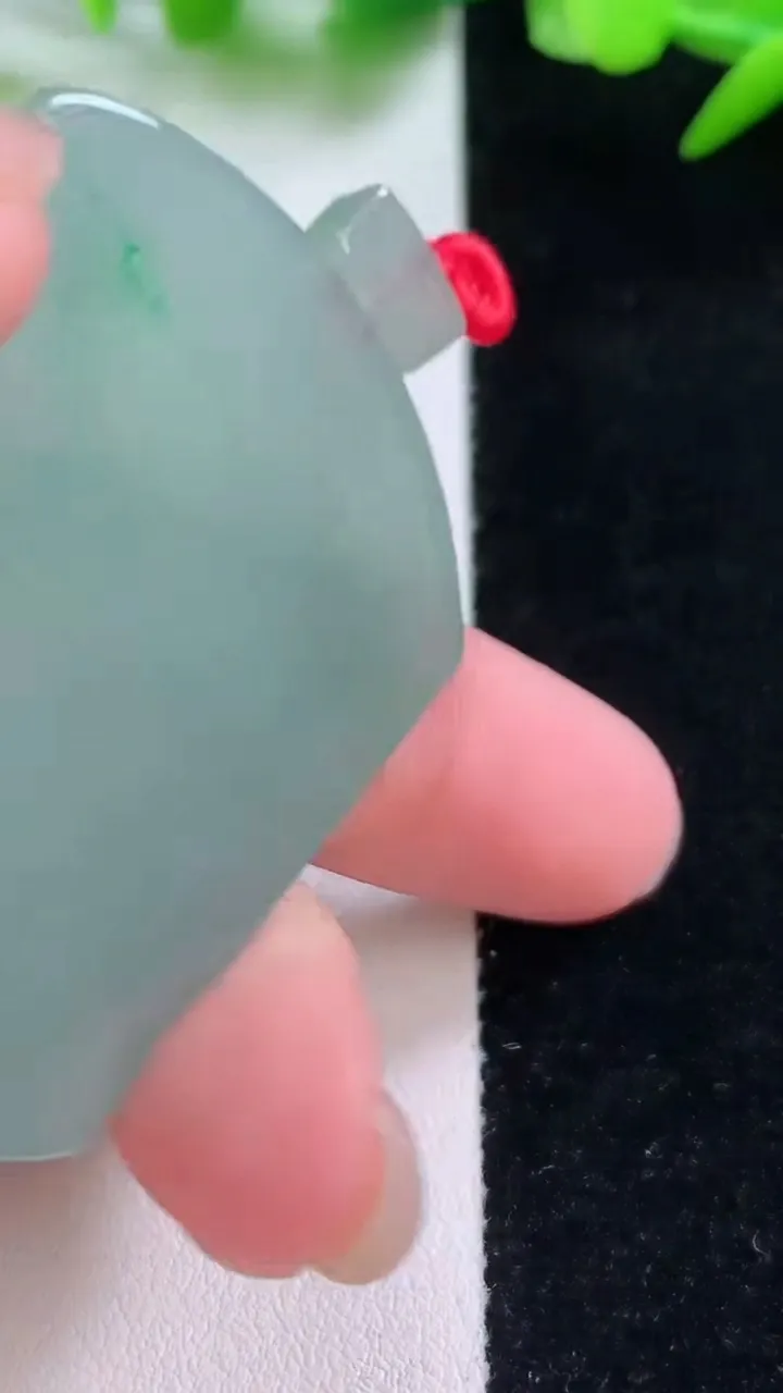 天然A货翡翠无事牌吊坠，尺寸50.8-38.8-4.6，重量:27.68g
11月30日