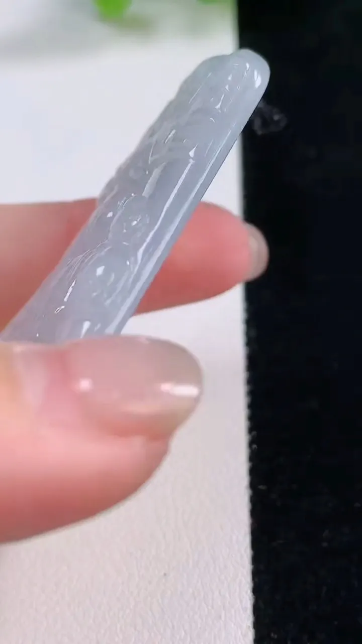 天然A货翡翠观音菩萨吊坠，尺寸67.6-39.2-5.3，重量:31.86g
11月30日