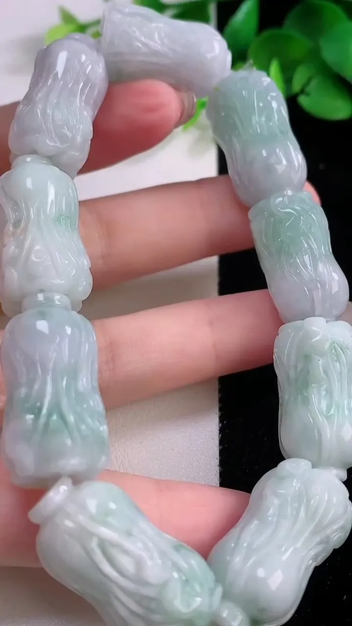 天然A货翡翠白菜手串9颗，尺寸25-12-13.3，重量:78.38g11月30日
工厂直销收藏佳品