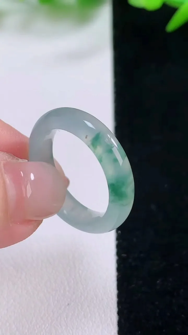 天然A货翡翠冰种飘花指环戒指，尺寸17.8-4.5-3.2，重量:3.31g2025年11月30日
工厂直销收藏佳品,种好水足，色泽均匀，有种有色，上手高大气！