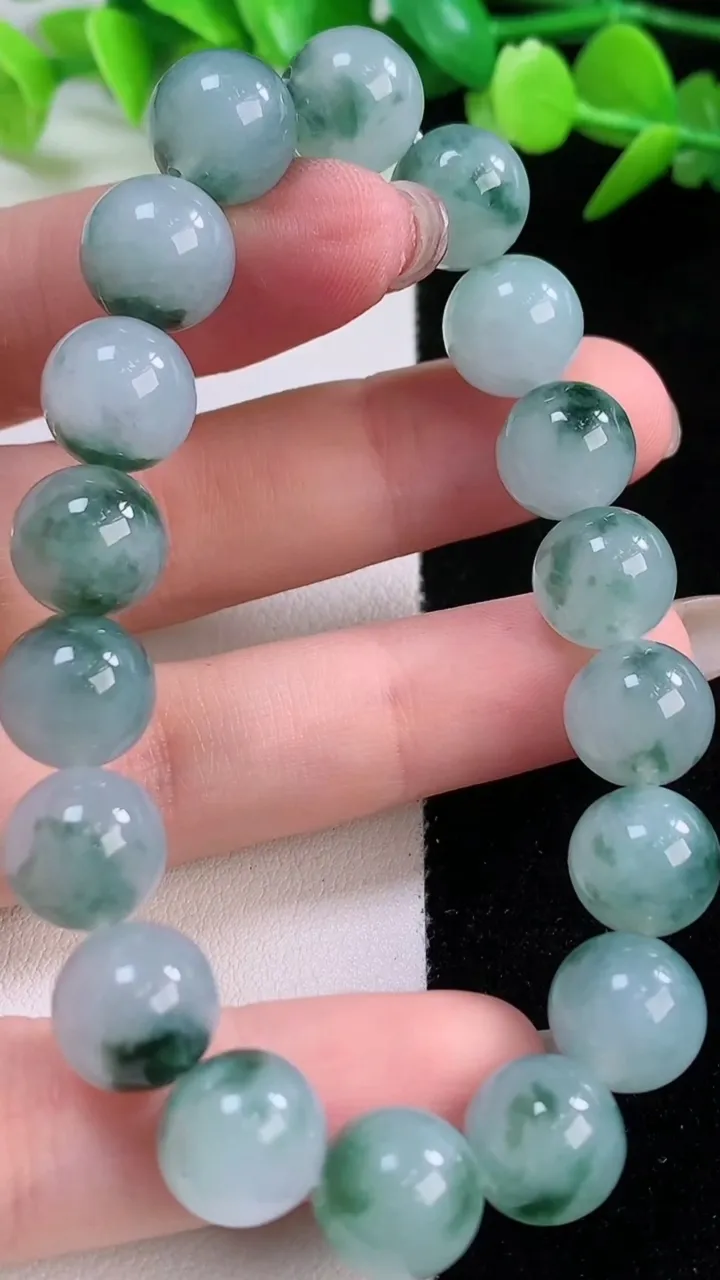 天然A货翡翠飘花圆珠手串，尺寸10.7-18颗，重量:36.41g11月30日
工厂直销收藏佳品,种好水足，色泽均匀，有种有色，上手高大气！