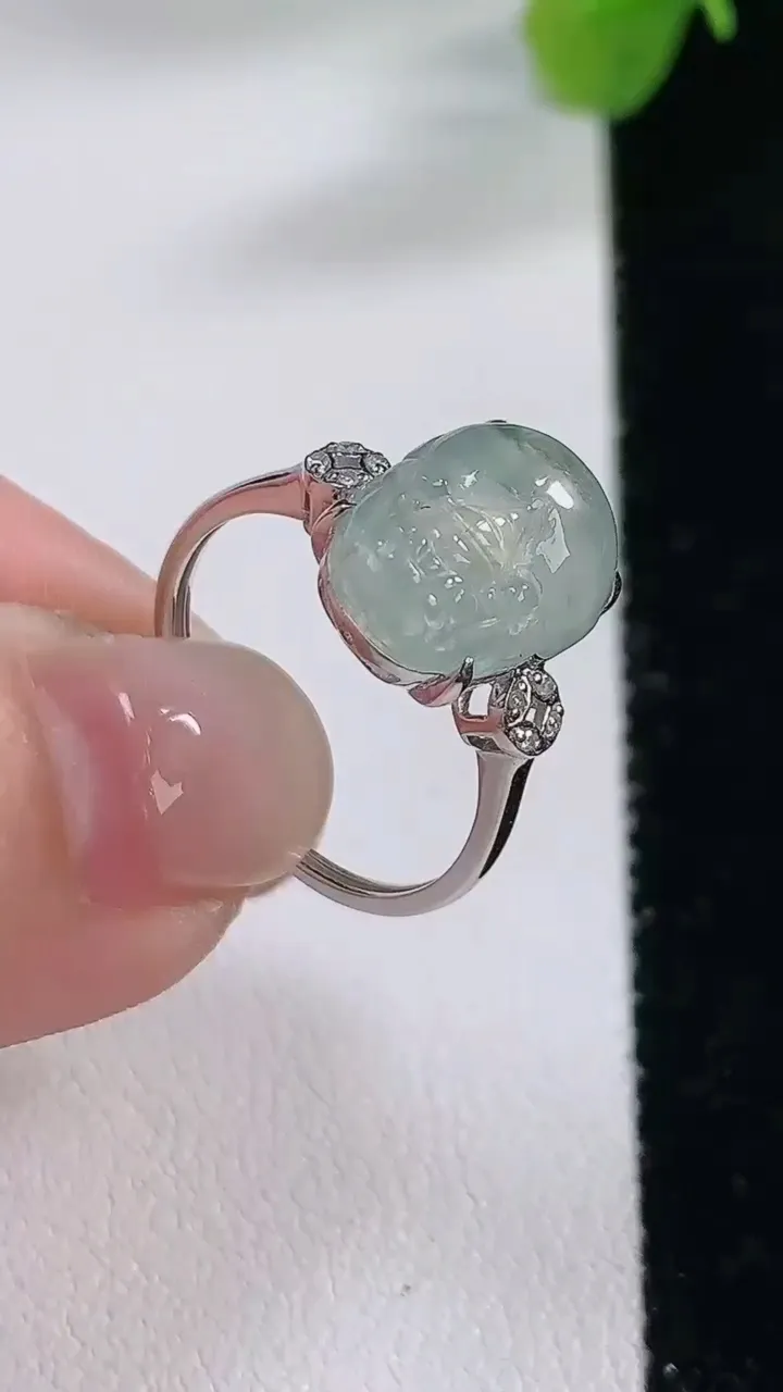 天然A货翡翠种飘花貔貅戒指，尺寸17.2-12-9.7-7.2，重:2.45g2025年11月30日