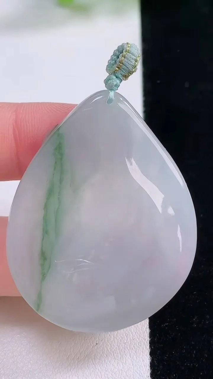 天然A货翡翠冰种飘花大势至菩萨吊坠，尺寸44.7-36.4-5.5，重量:17.58g
11月30日