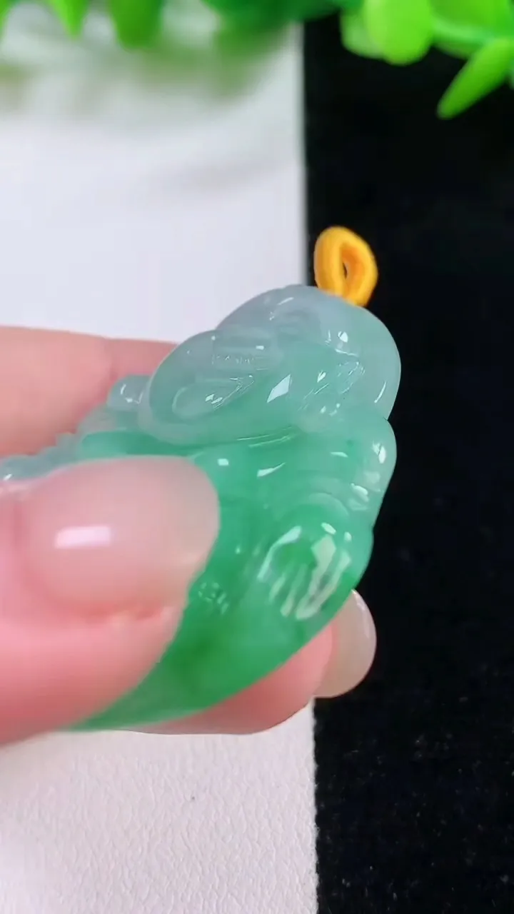 天然A货翡翠佛公吊坠，尺寸41.7-38.7-6.9，重量:18.72g
11月30日