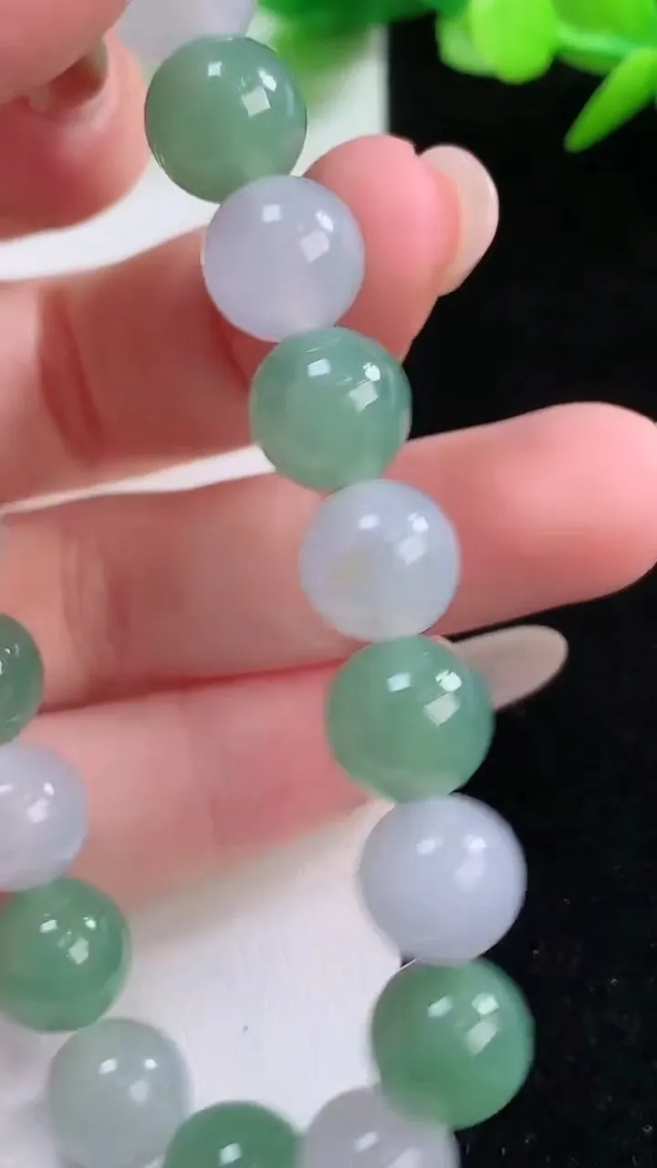 天然A货翡翠圆珠手串，尺寸9.6-20颗，重量:30.56g11月30日
工厂直销收藏佳品,种好水足，色泽均匀，有种有色，上手高大气！