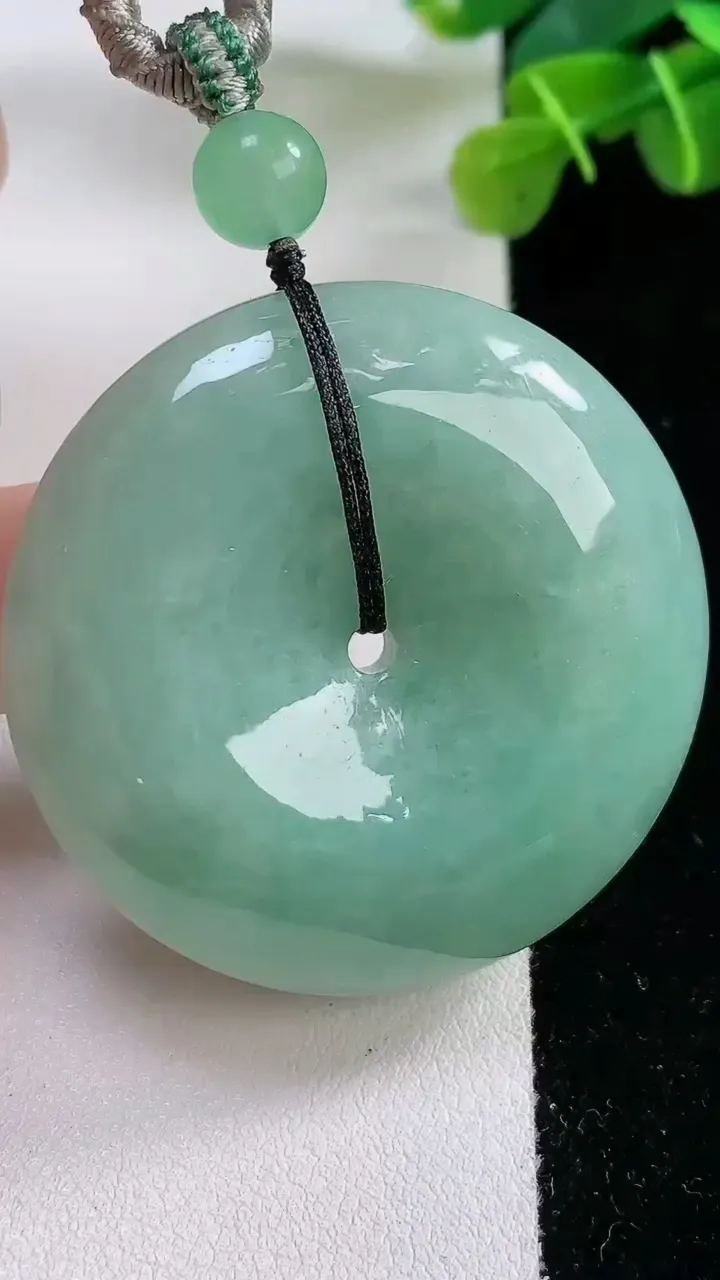 天然A货翡翠平安扣吊坠，尺寸45-11.8，重:48.69g
11月30日