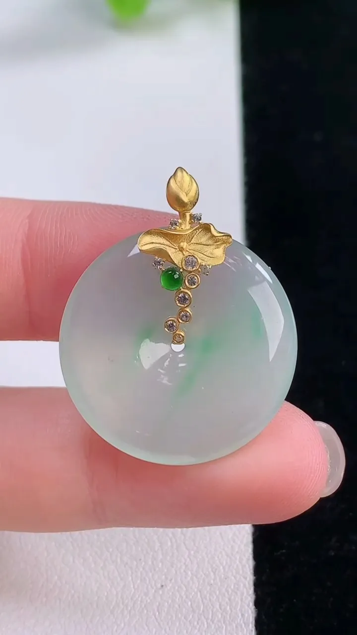 天然A货翡翠平安扣吊坠，尺寸24-4.4，重量:5.51g
11月30日