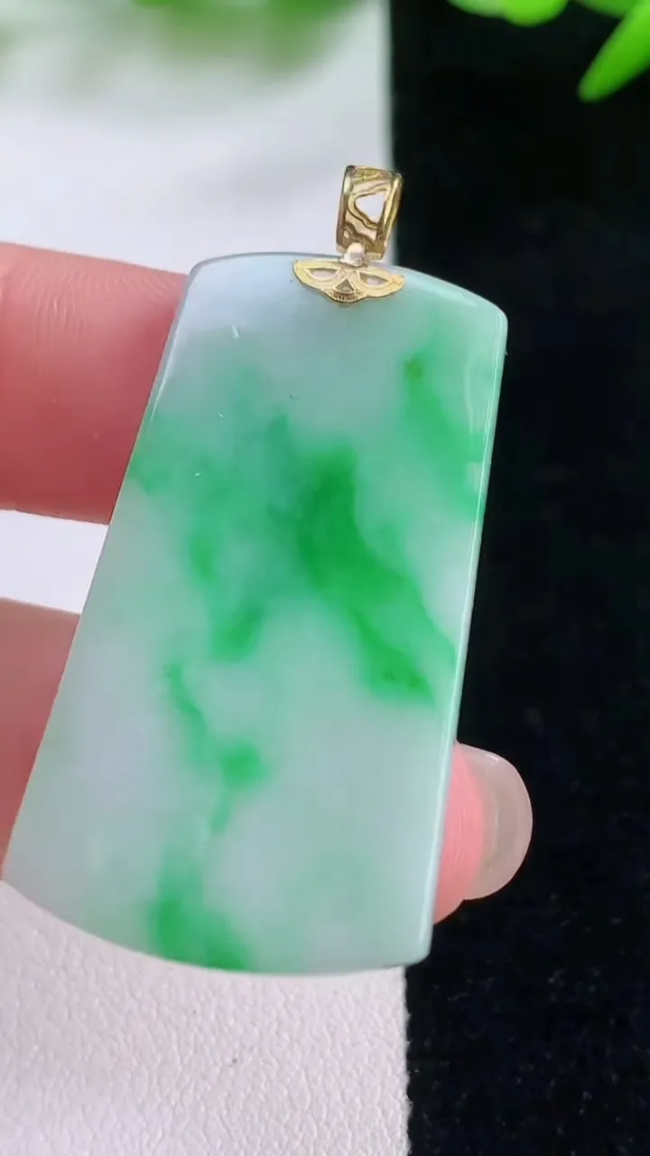 天然A货翡翠无事牌吊坠，尺寸38.7-21-2.3，重量:6.08g
11月30日