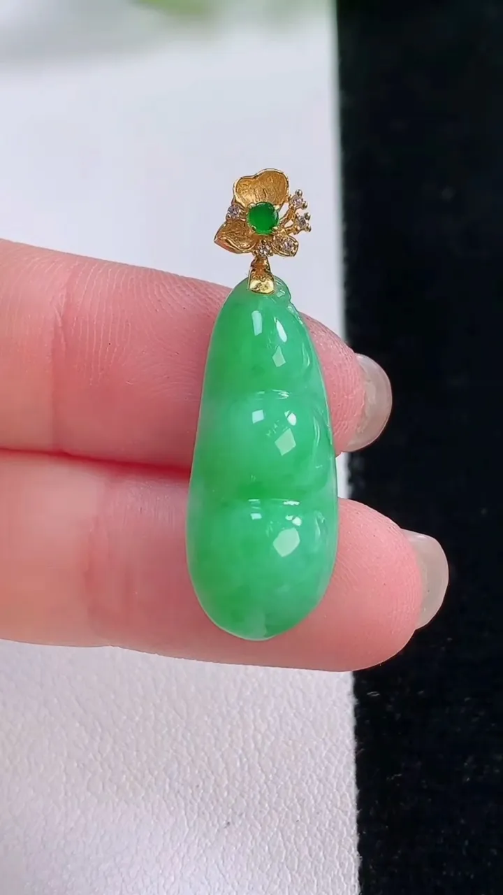 天然A货翡翠福豆吊坠，尺寸25.3-10.7-6.6，重量:3.31g
11月30日