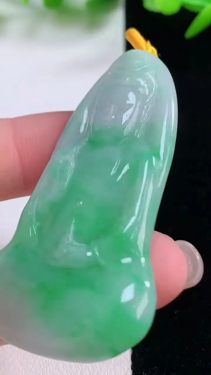 天然A货翡翠观音菩萨吊坠，尺寸56.3-33.3-4.7，重量:17.40g
11月30日