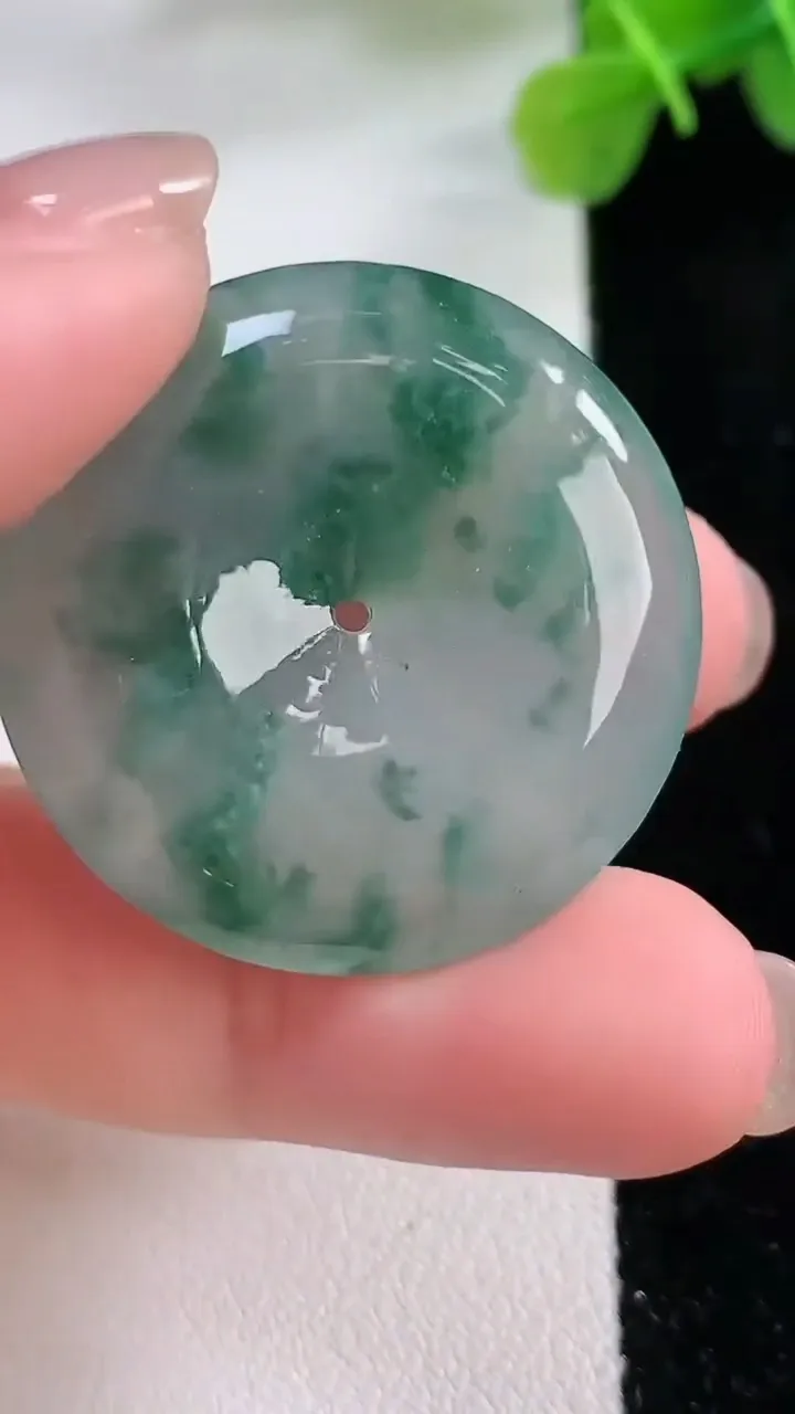 天然A货翡翠冰种飘花平安扣吊坠，尺寸30-6.2，重:12.74g
11月30日