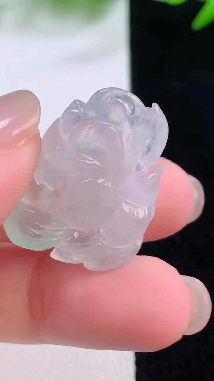 天然A货翡翠和和美美 荷花吊坠，尺寸25.7-19.6-5.6，重量:5.11g
11月30日