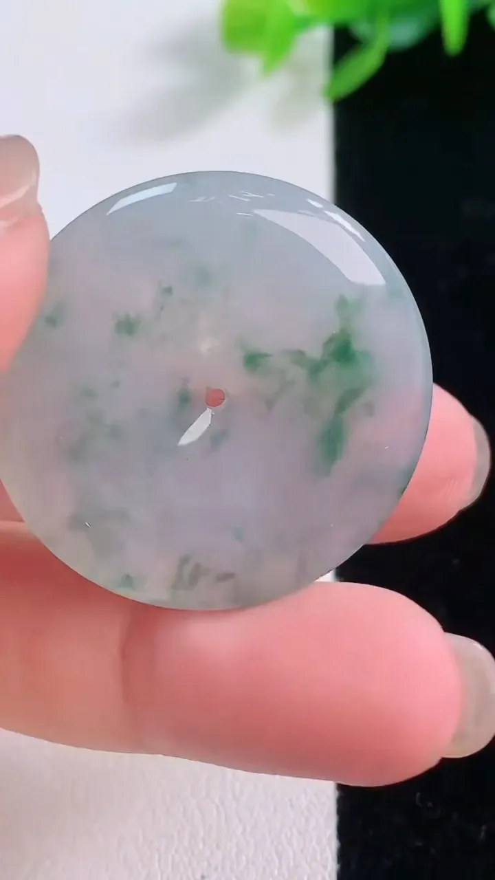 天然A货翡翠冰种飘花平安扣吊坠，尺寸30-3.7，重量:7.83g
11月30日