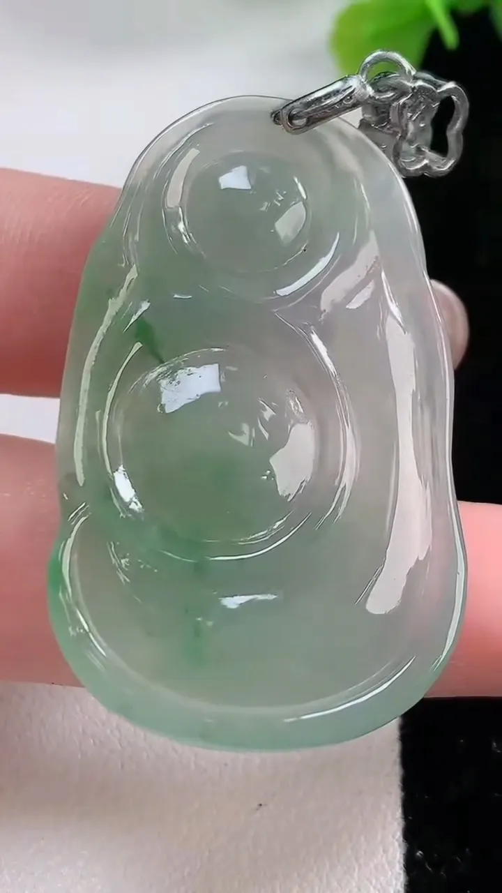 天然A货翡翠弥勒佛公吊坠，尺寸44.5-27.3-4.2，重:9.68g
11月30日