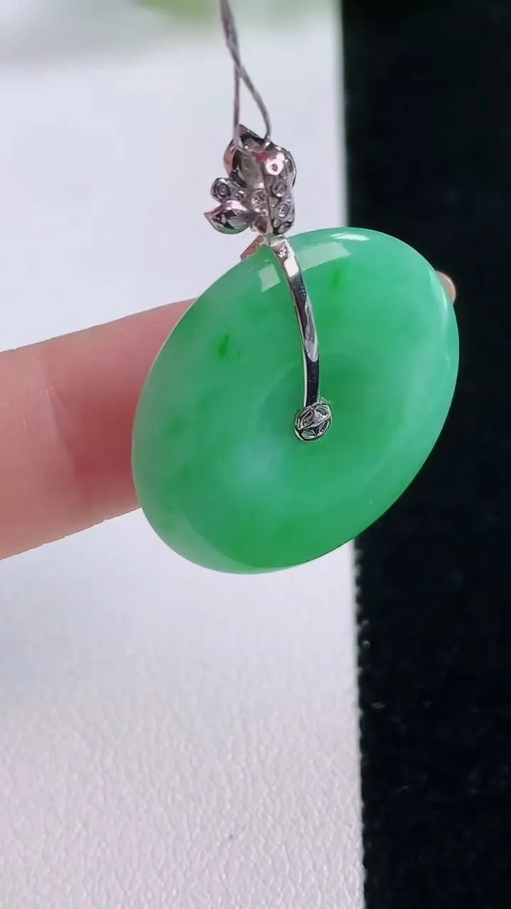 天然A货翡翠平安扣吊坠，尺寸25.6-4.9，重量:7.71g
11月30日