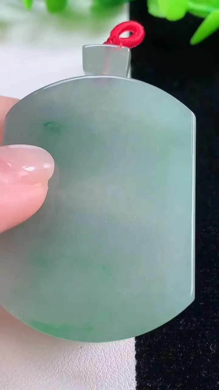 天然A货翡翠无事牌吊坠，尺寸50.8-38.8-4.6，重量:27.68g
11月30日