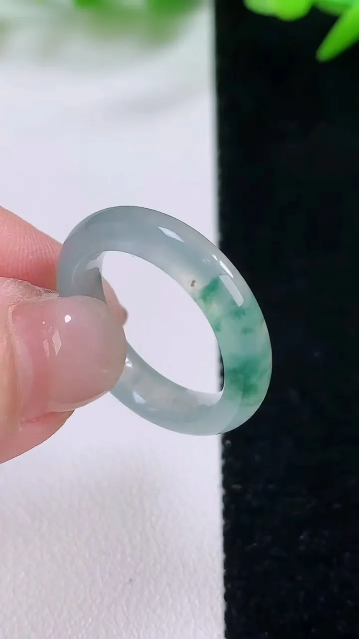 天然A货翡翠冰种飘花指环戒指，尺寸17.8-4.5-3.2，重量:3.31g2025年11月30日
工厂直销收藏佳品,种好水足，色泽均匀，有种有色，上手高大气！