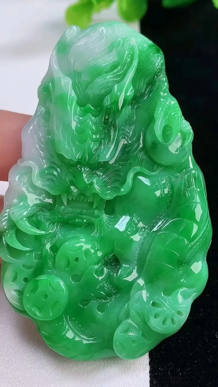 天然A货翡翠龙牌吊坠，尺寸72.7-47-7.2，重量:49.91g
11月30日