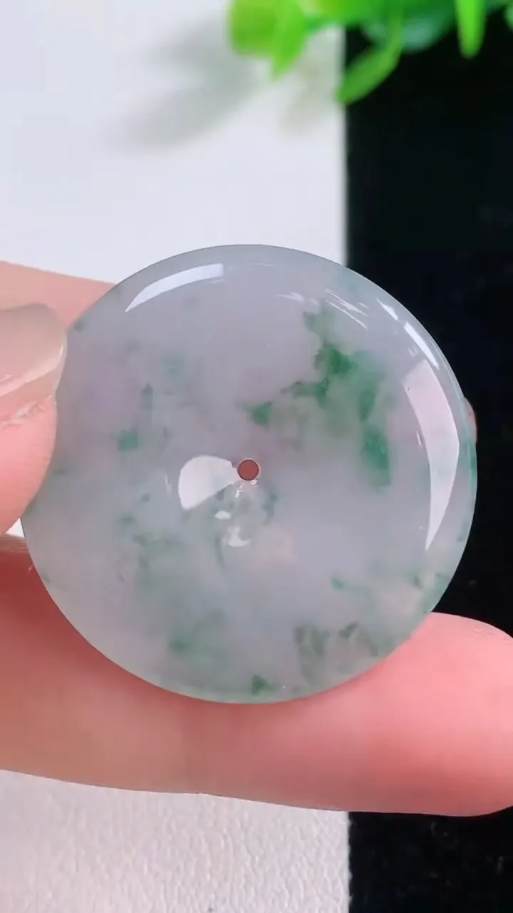 天然A货翡翠冰种飘花平安扣吊坠，尺寸30-3.7，重量:7.83g
11月30日