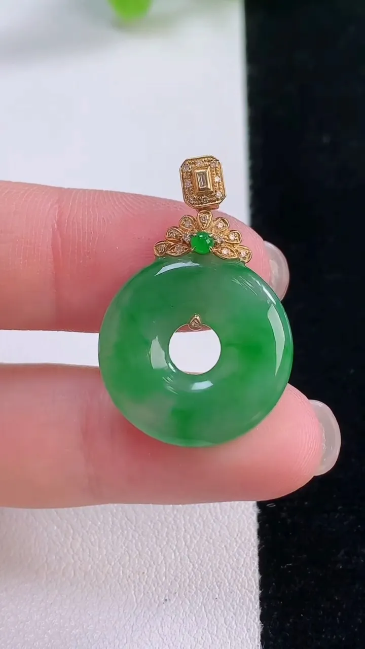 天然A货翡翠平安环吊坠，尺寸19.4-3.4，重量:3.49g
11月30日