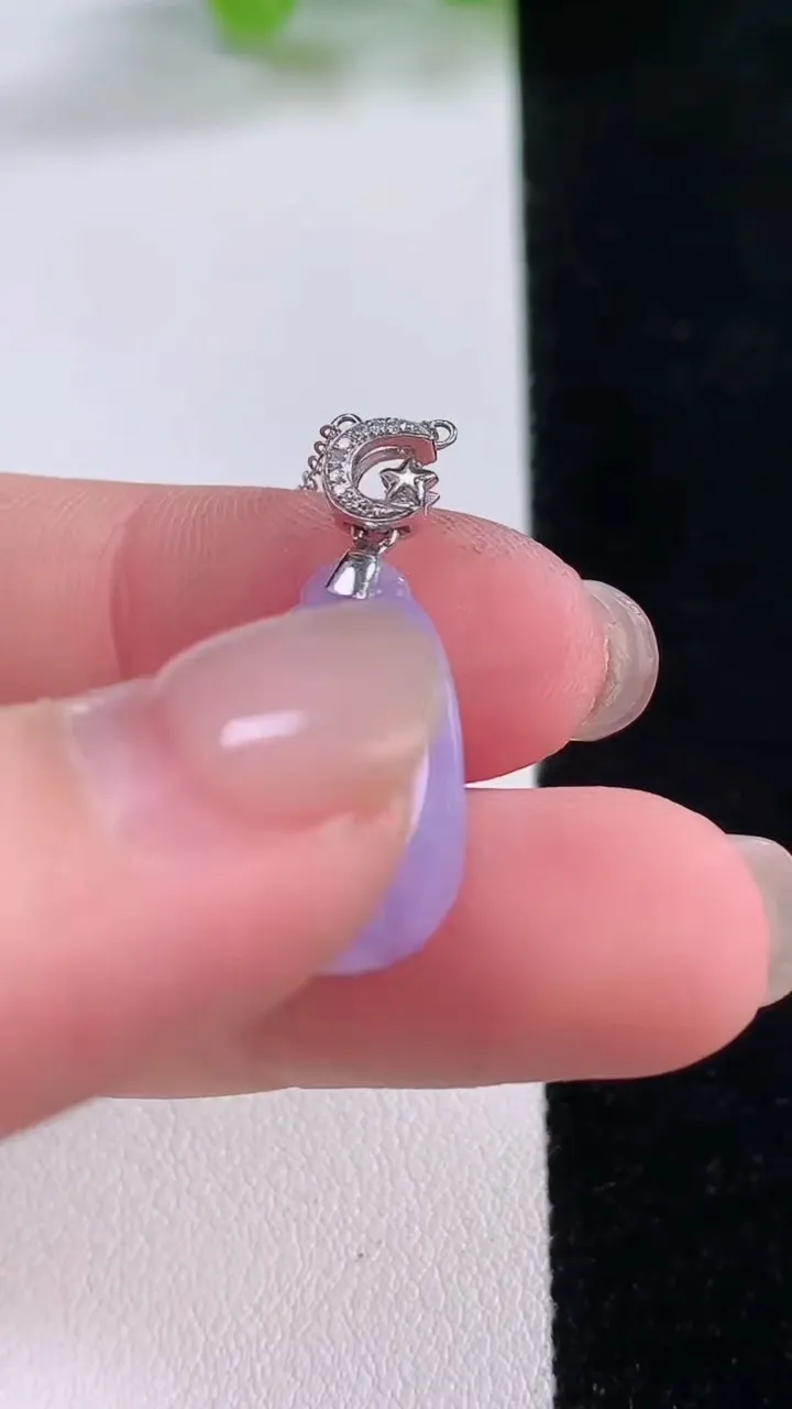 天然A货翡翠18K金紫罗兰福瓜吊坠，尺寸18.8-12-5.9，重量:3.40g
11月30日