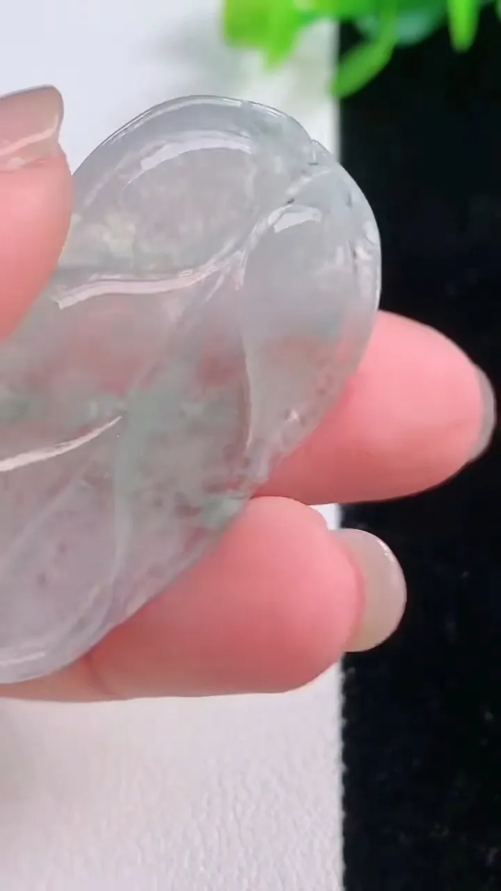 天然A货翡翠金枝玉叶 叶子吊坠，尺寸41.2-24.7-2.7，重量:5.82g
11月30日