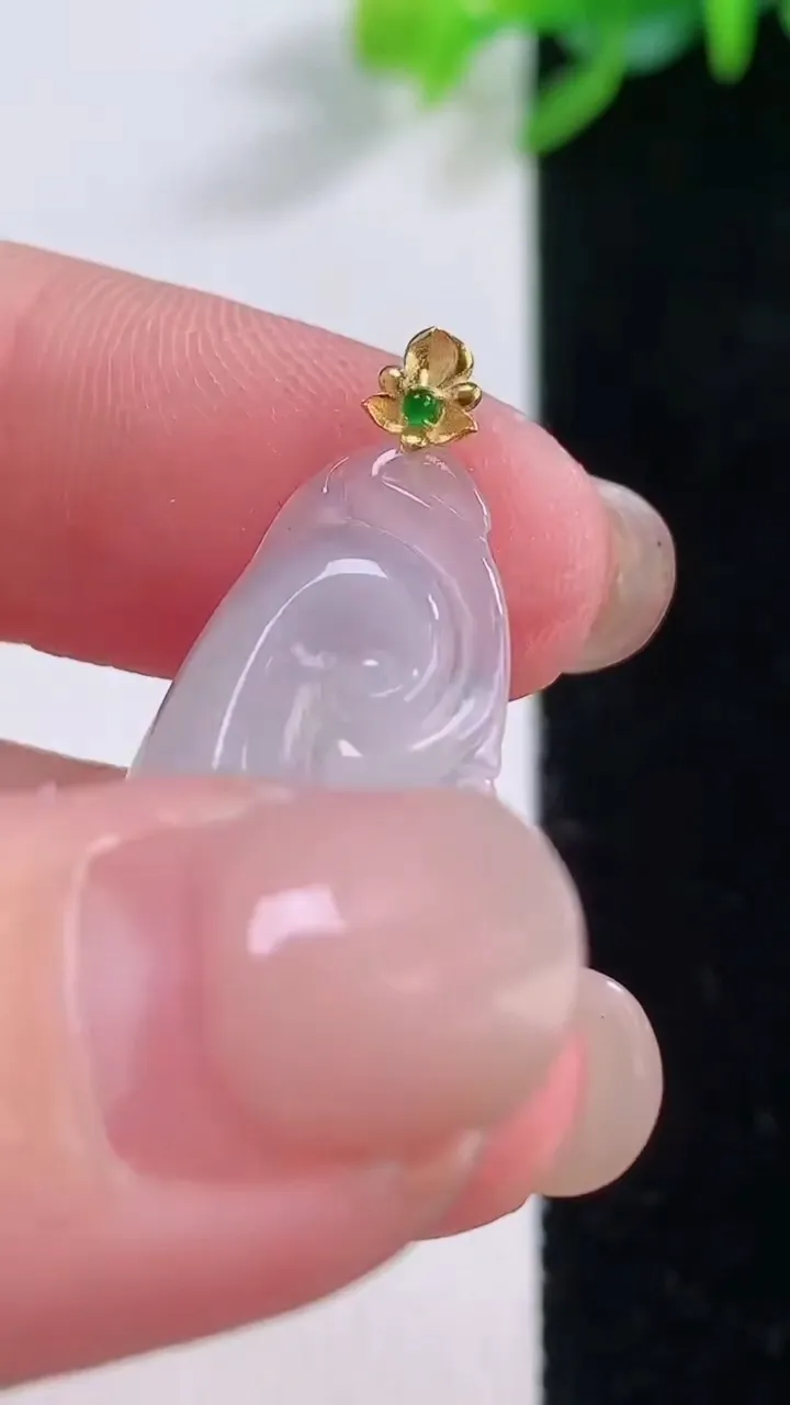 天然A货翡翠种白冰如意吊坠，尺寸21.7-12.6-3.8，重量:1.61g
11月30日