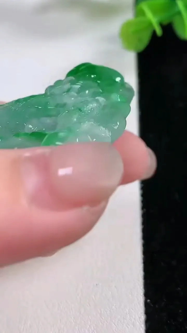 天然A货翡翠龙牌吊坠，尺寸59.3-32.2-14.4，重:37.10g
11月30日