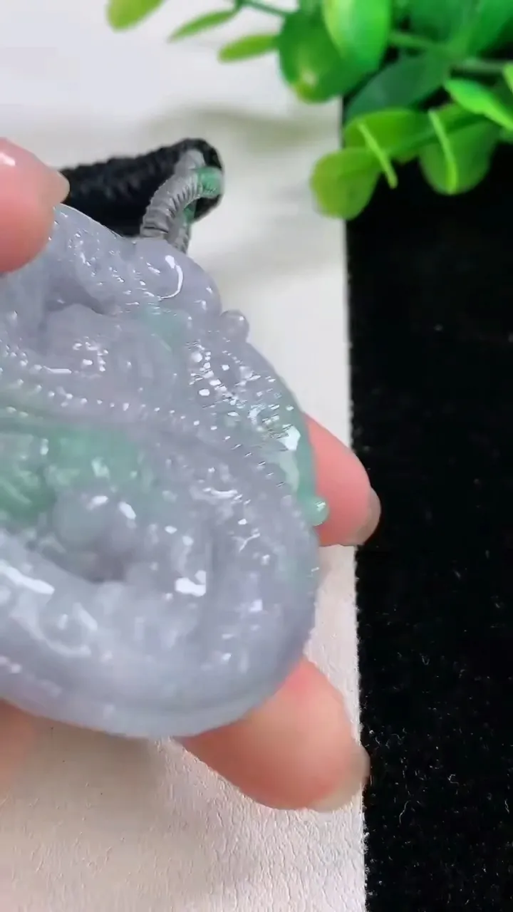 天然A货翡翠龙牌吊坠，尺寸55.3-13，重:69.87g
11月30日