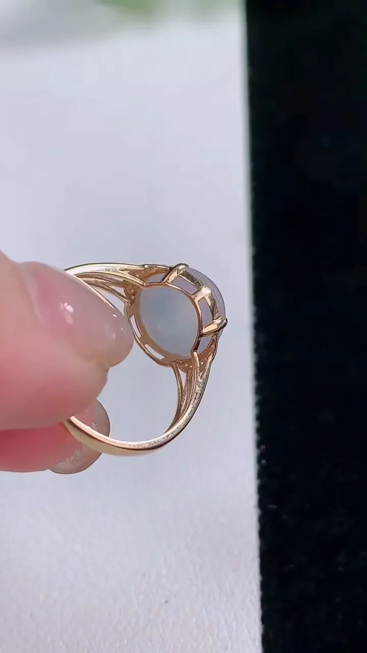 天然A货翡翠种白冰蛋面戒指，尺寸17.8-11-9.4-6.5，重量:2.15g2025年11月30日
工厂直销收藏佳品,种好水足，色泽均匀，有种有色，上手高大气！