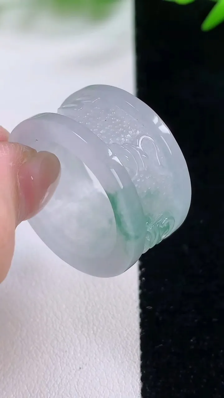 天然A货翡翠冰种飘花指环扳指，尺寸21.7-14-3.2，重量:10.65g2025年11月30日
工厂直销收藏佳品,种好水足，色泽均匀，有种有色，上手高大气！