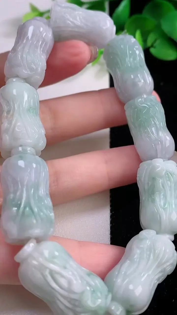 天然A货翡翠白菜手串9颗，尺寸25-12-13.3，重量:78.38g11月30日
工厂直销收藏佳品,种好水足，色泽均匀，有种有色，上手高大气！