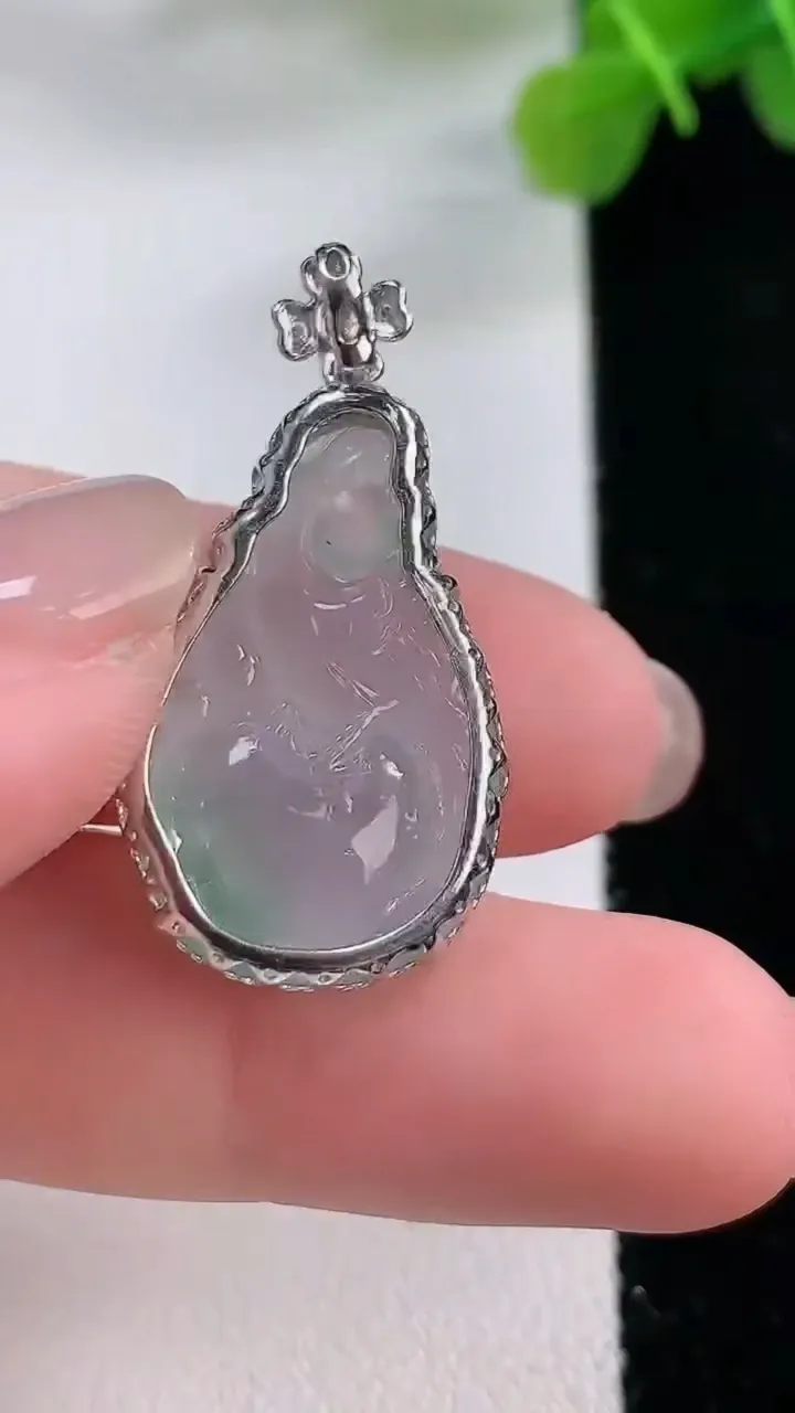 天然A货翡翠种飘花福袋吊坠，尺寸32.5-16.8-6，重:4.67g
11月30日