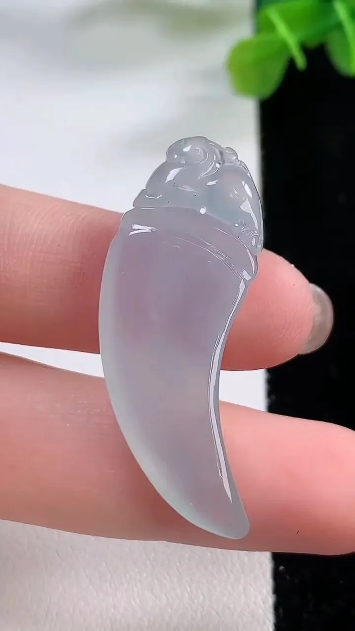 天然A货翡翠龙牙吊坠，尺寸40-15-5.8，重:6.67g
11月30日