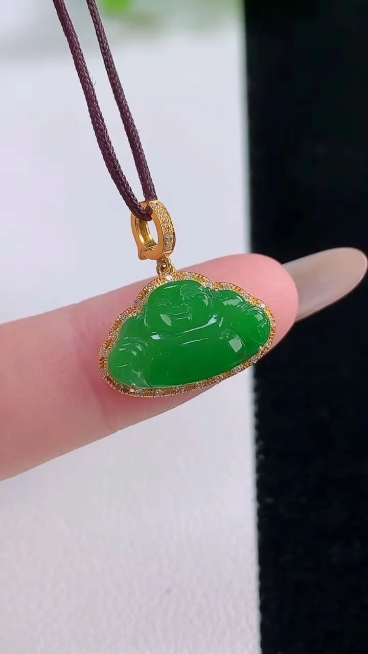 天然A货翡翠佛公吊坠，尺寸17-16.6-4.3，裸石9-14.9重量:1.40g
11月30日