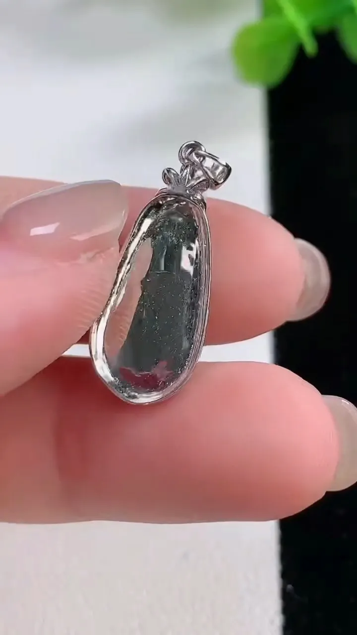 天然A货翡翠福豆吊坠，尺寸26.3-9.6-4，重:1.68g
11月30日