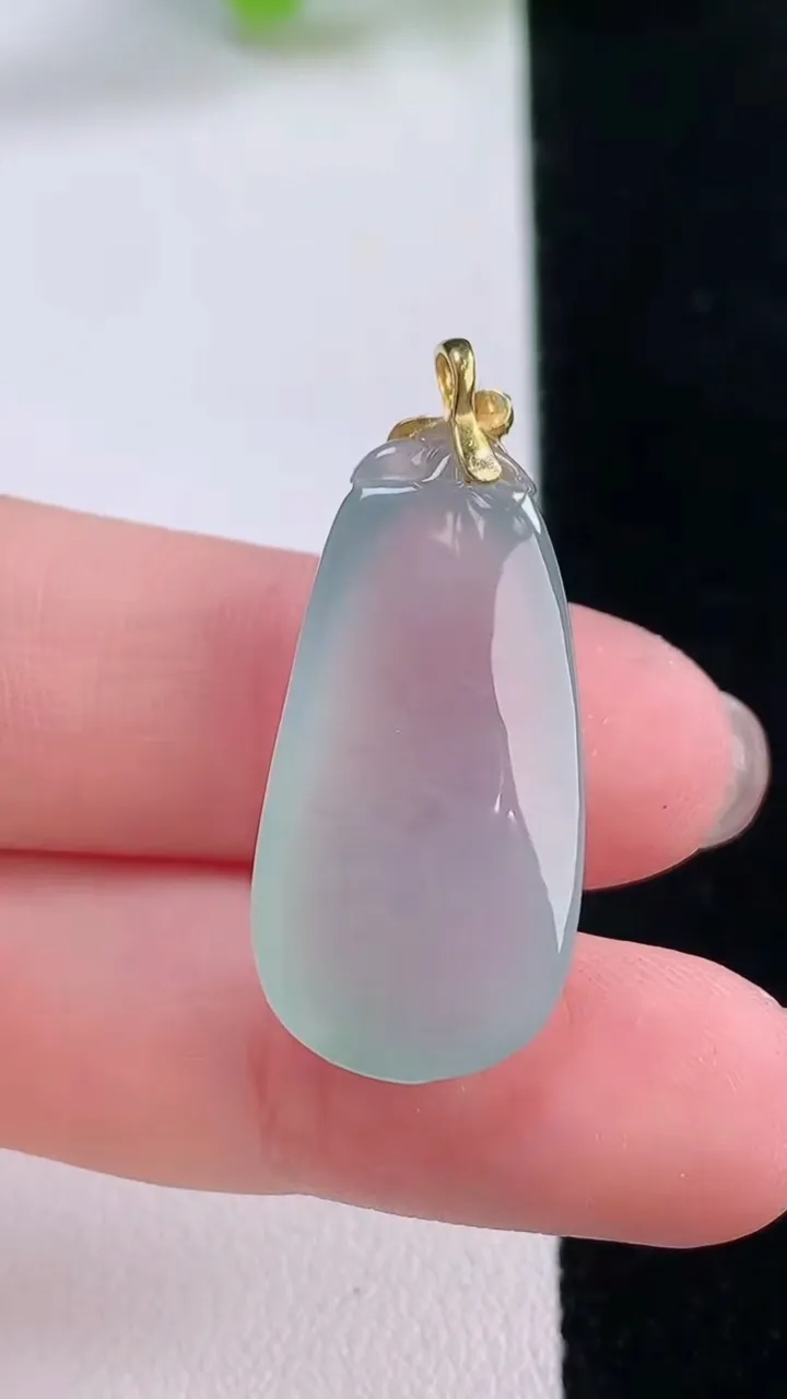 天然A货翡翠种白冰福瓜吊坠，尺寸28-14-7.4，重量:6.08g
11月30日