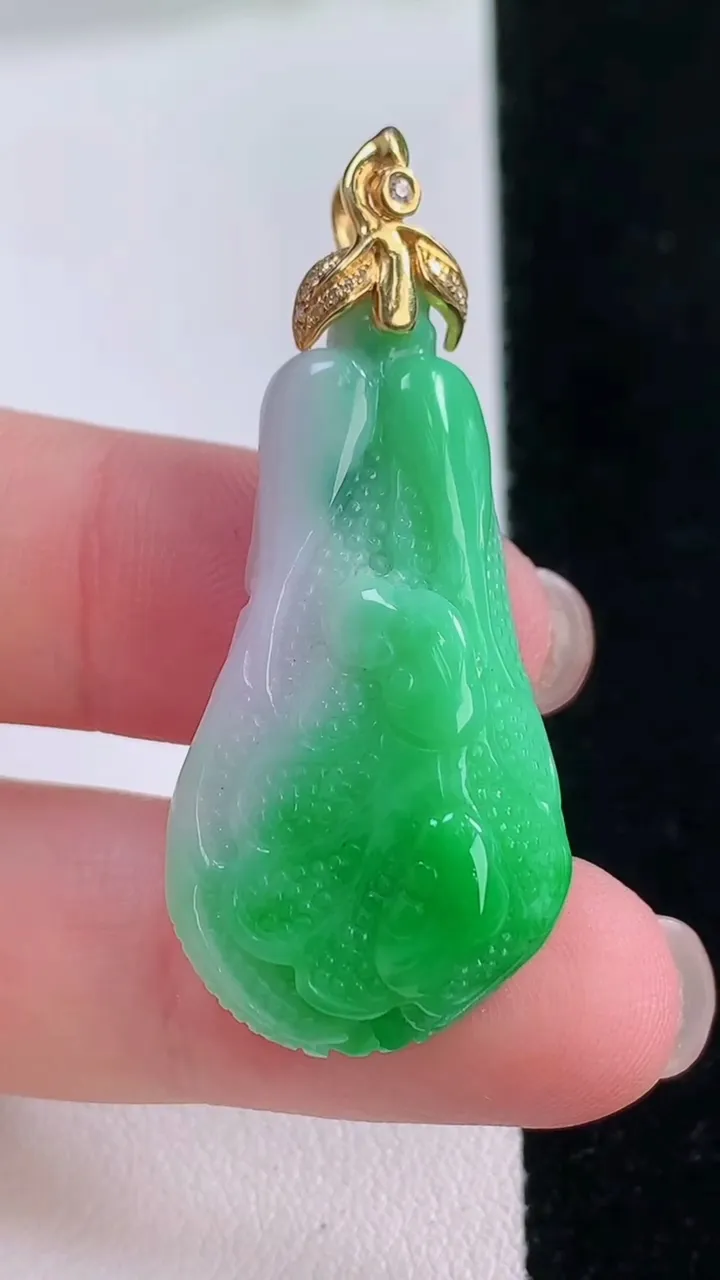 天然A货翡翠白菜吊坠，尺寸35-18.5-9.7，重量:10.25g
11月30日