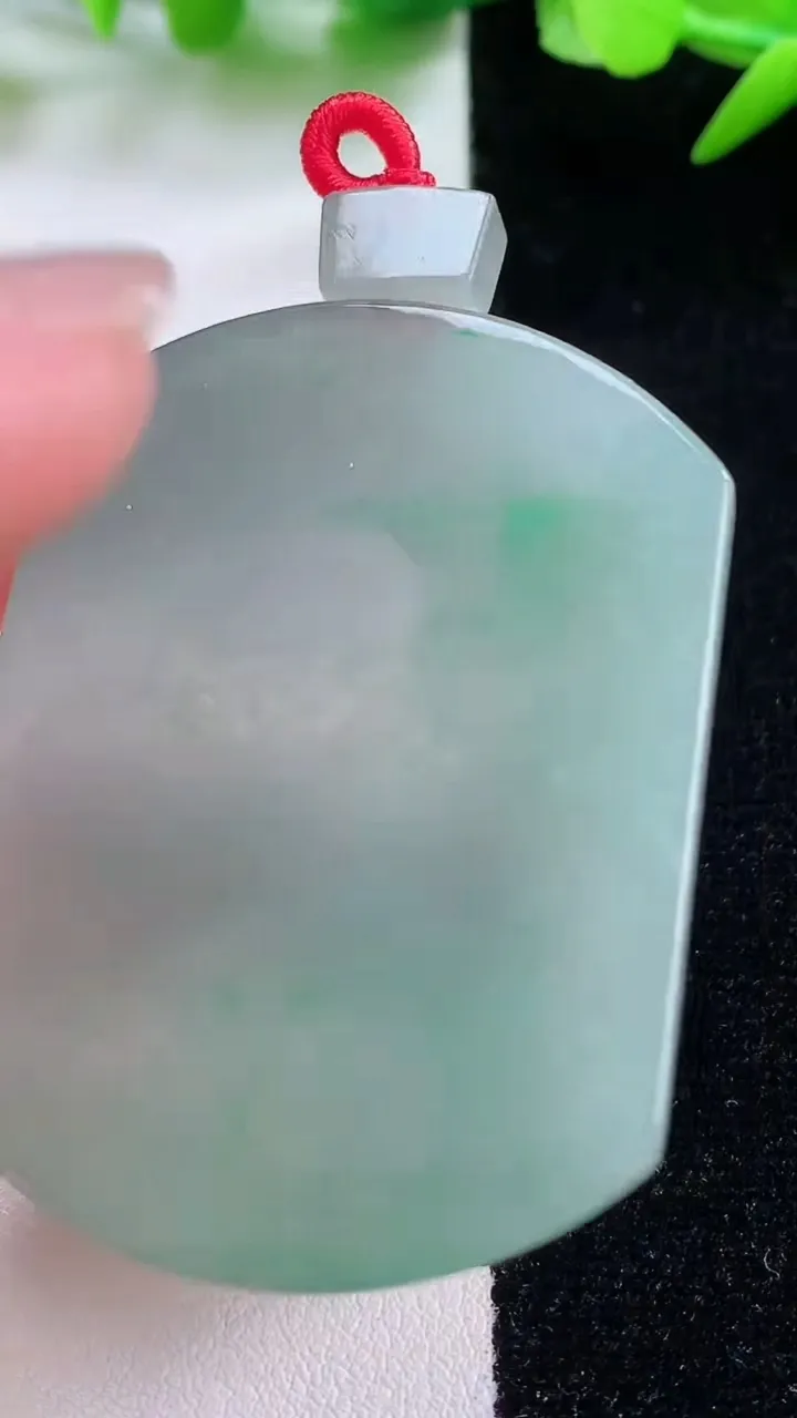 天然A货翡翠无事牌吊坠，尺寸50.8-38.8-4.6，重量:27.68g
11月30日