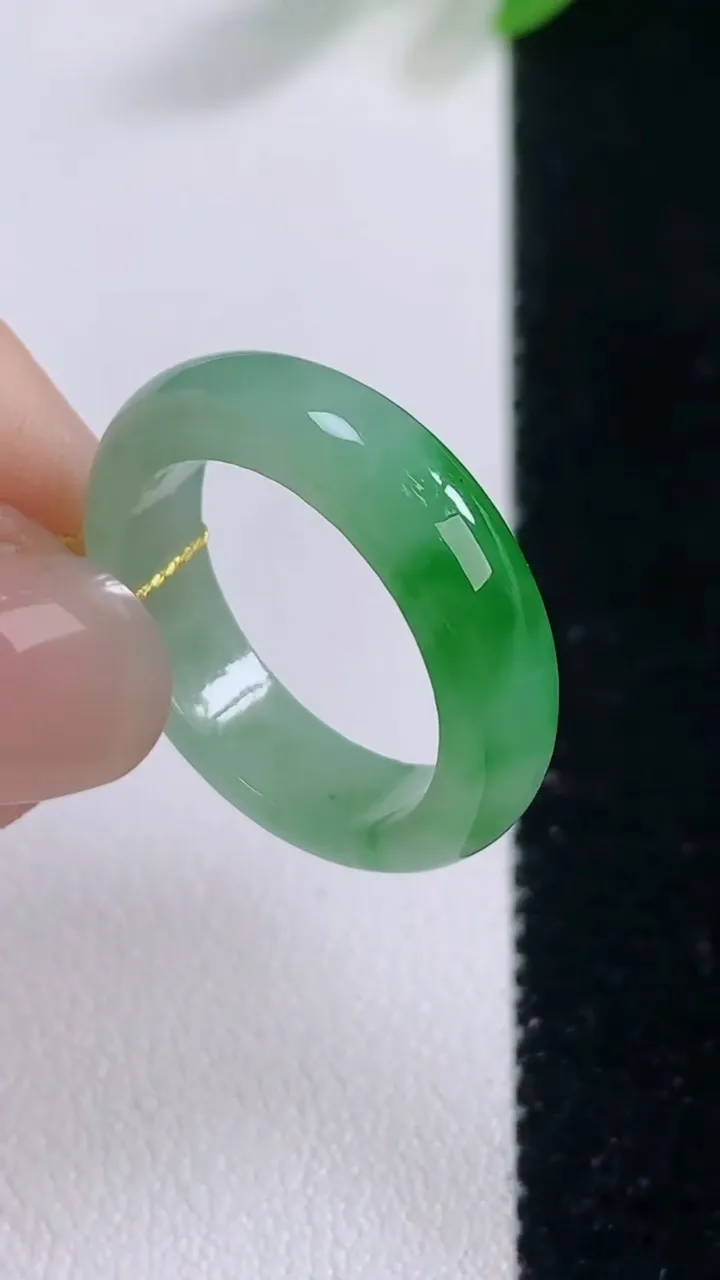 天然A货翡翠指环 戒指，尺寸17.8-5.2-2.7，重量:3.43g2025年11月30日
工厂直