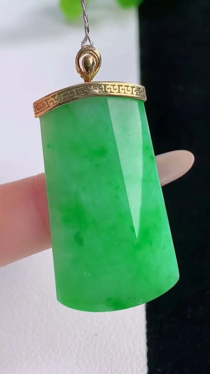 天然A货翡翠无事牌吊坠，尺寸38-20.6-6.4，重量:11.78g
11月30日