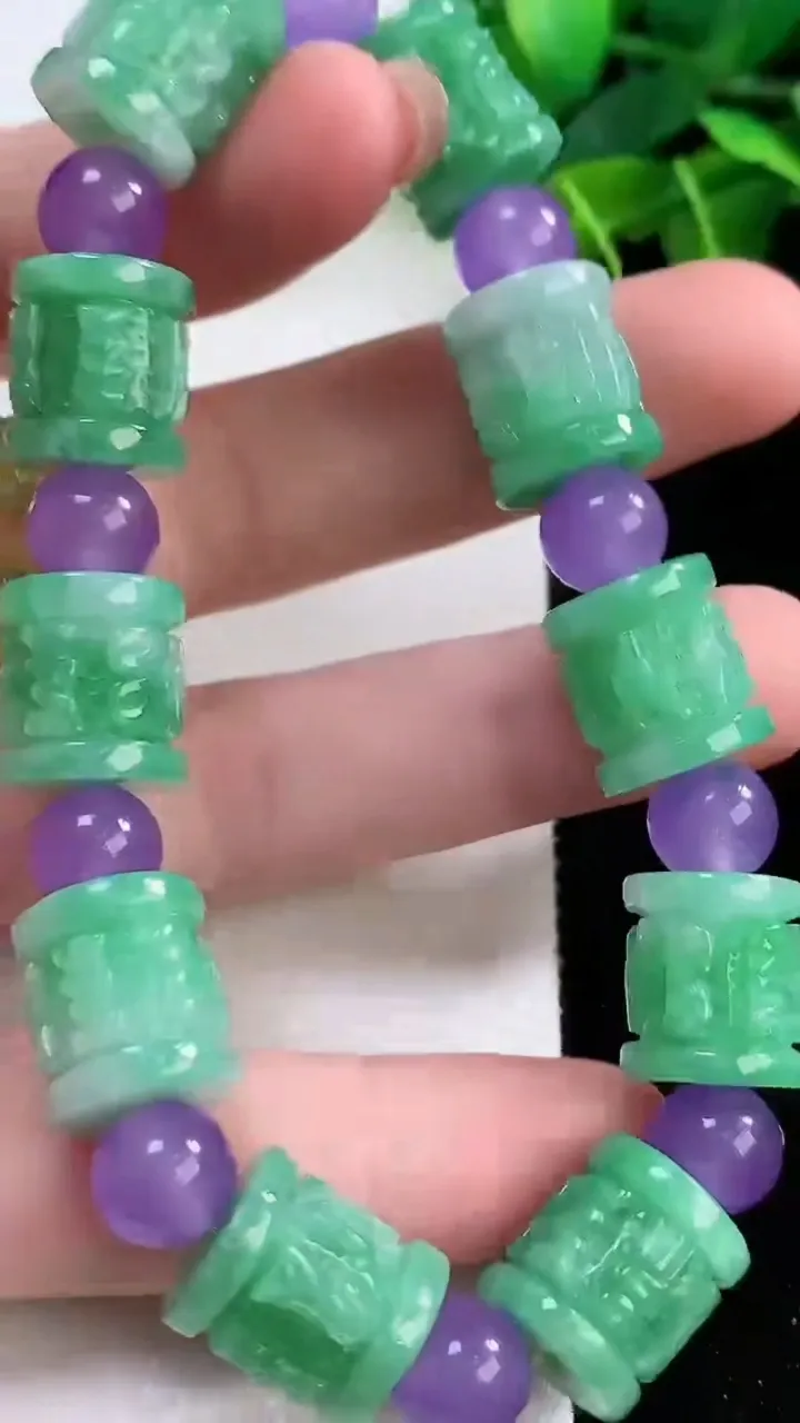 天然A货翡翠六字真言 路路通手串，尺寸12.7-11.7，重:41.49g11月30日
工厂直销收藏佳品,种好水足，色泽均匀，有种有色，上手高大气！