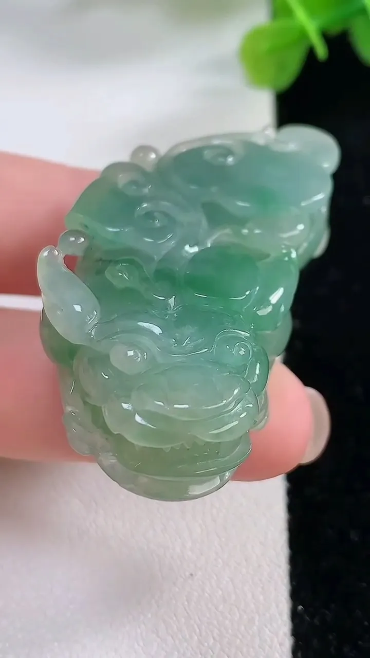 天然A货翡翠貔貅吊坠，尺寸49.5-25-12.8，重:31.64g
11月30日