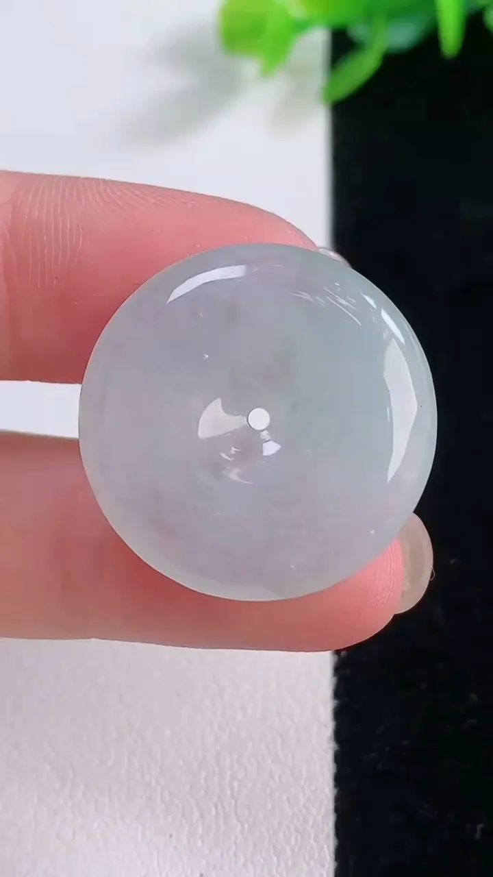 天然A货翡翠平安扣吊坠，尺寸24.6-4.7，重量:6.17g
11月30日