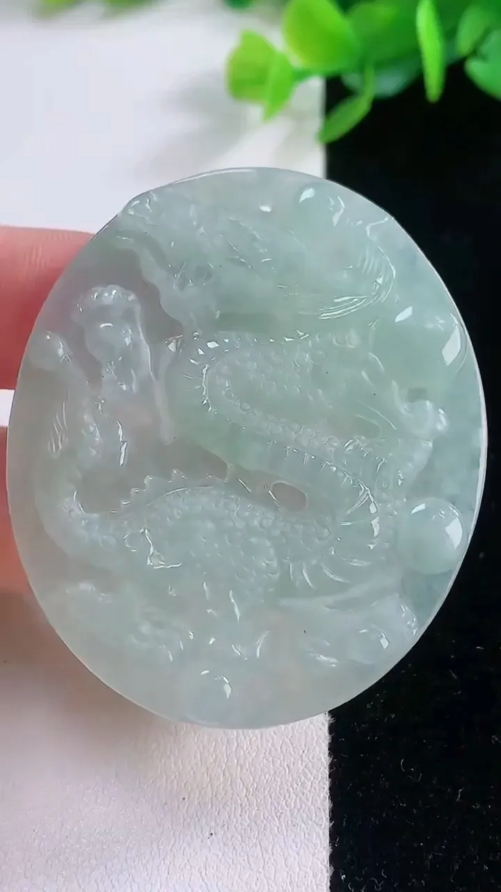 天然A货翡翠龙牌吊坠，尺寸49.0-41.6-4.6，重量:19.82g
11月30日