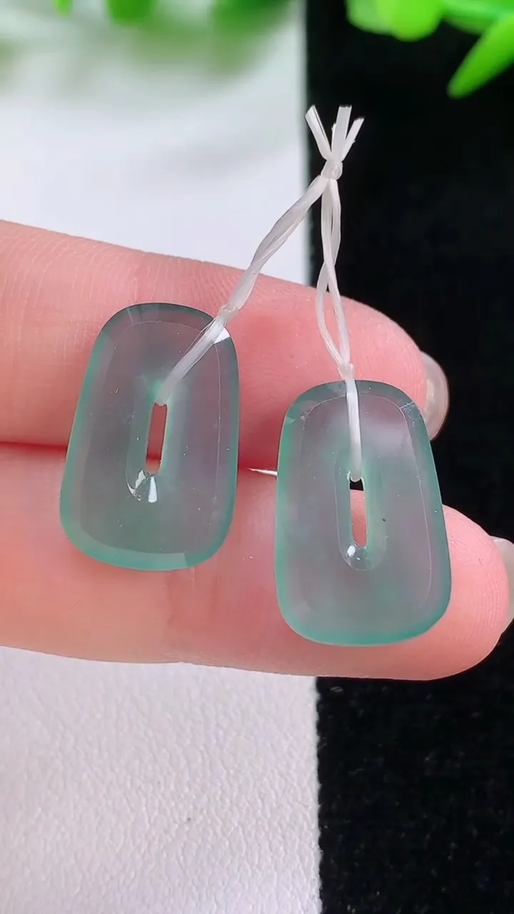 天然A货翡翠福贝吊坠一对，尺寸17.3-11.8-3.4，重量:4.07g
11月30日