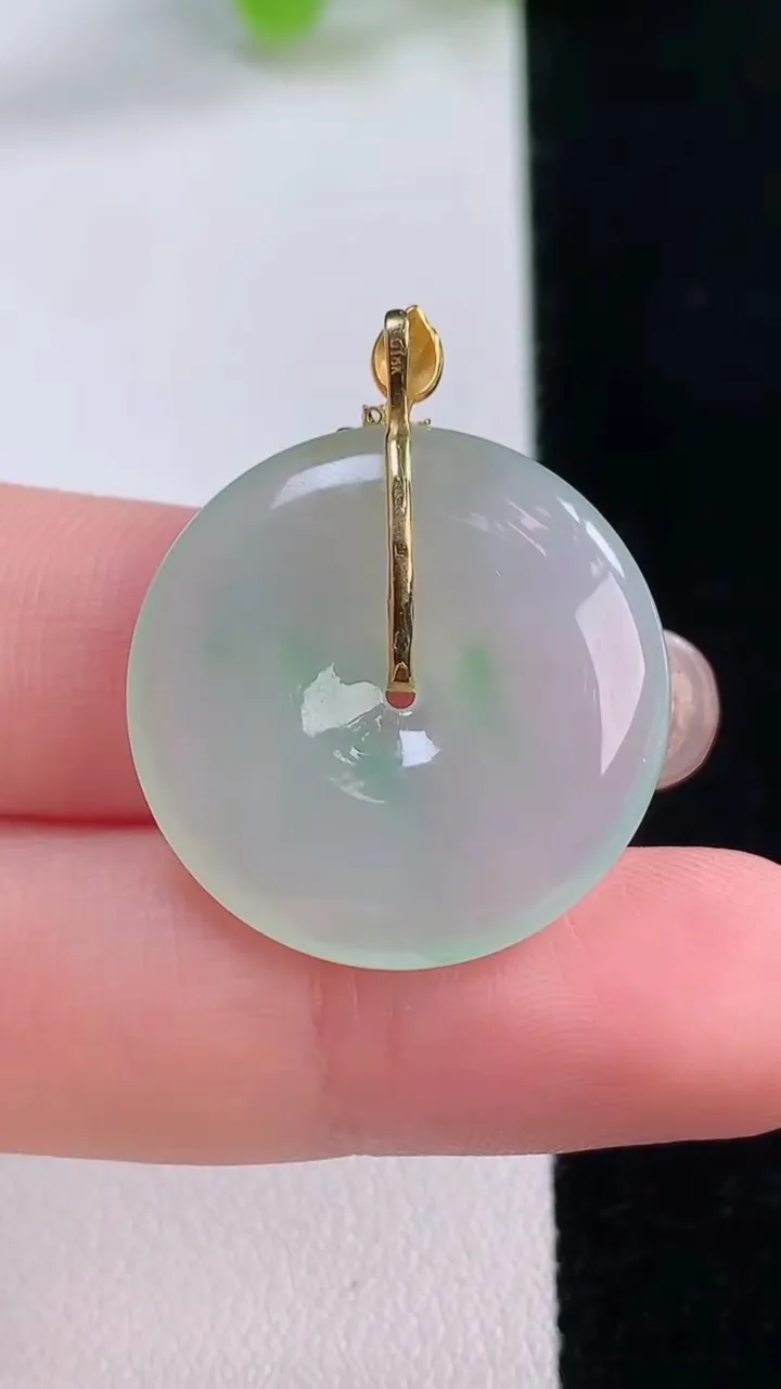 天然A货翡翠平安扣吊坠，尺寸24-4.4，重量:5.51g
11月30日