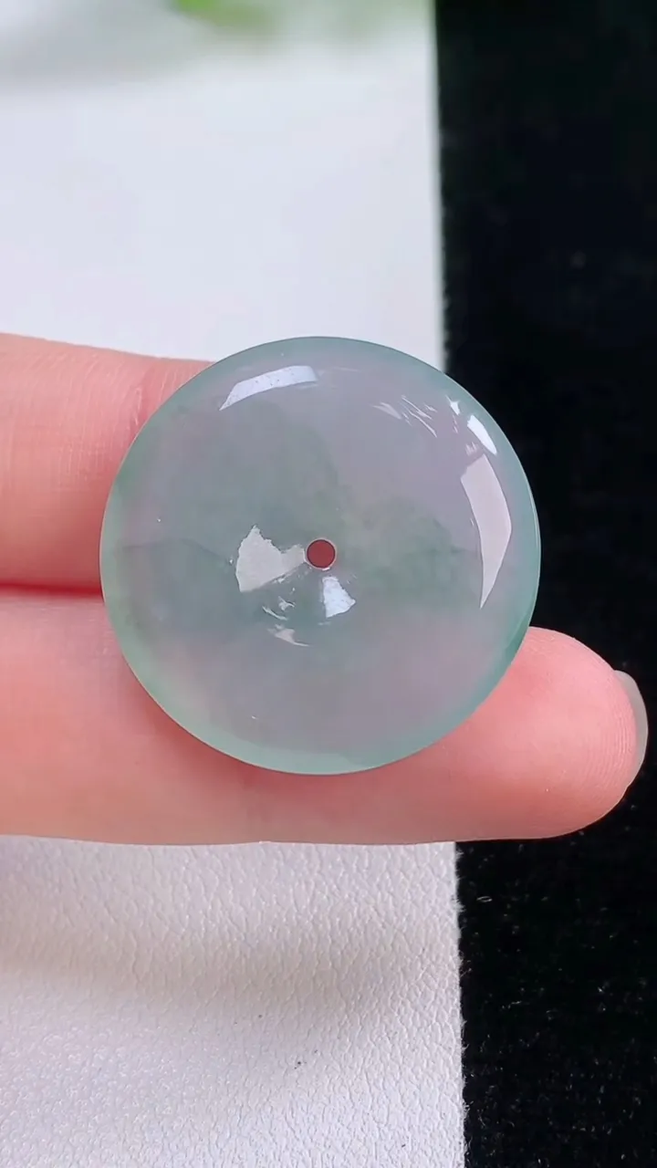 天然A货翡翠冰种飘花平安扣吊坠，尺寸26-4.9，重量:6.80g
11月30日