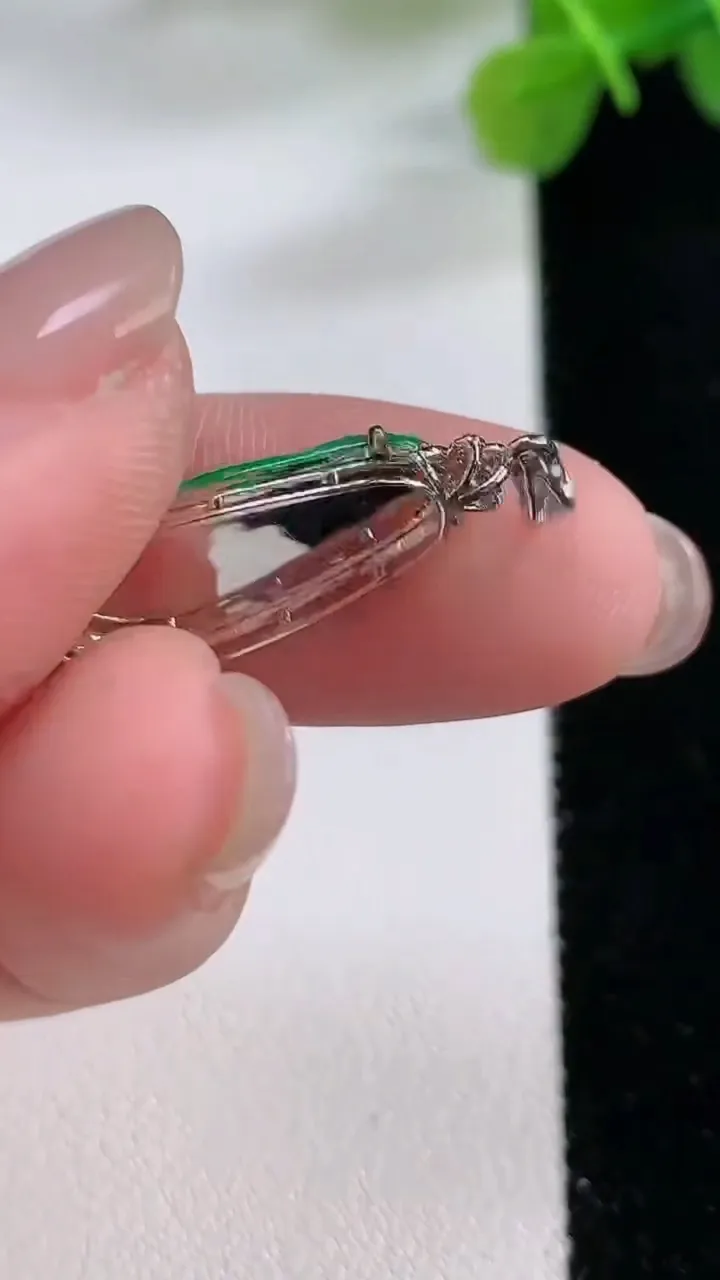 天然A货翡翠福豆吊坠，尺寸26.3-9.6-4，重:1.68g
11月30日