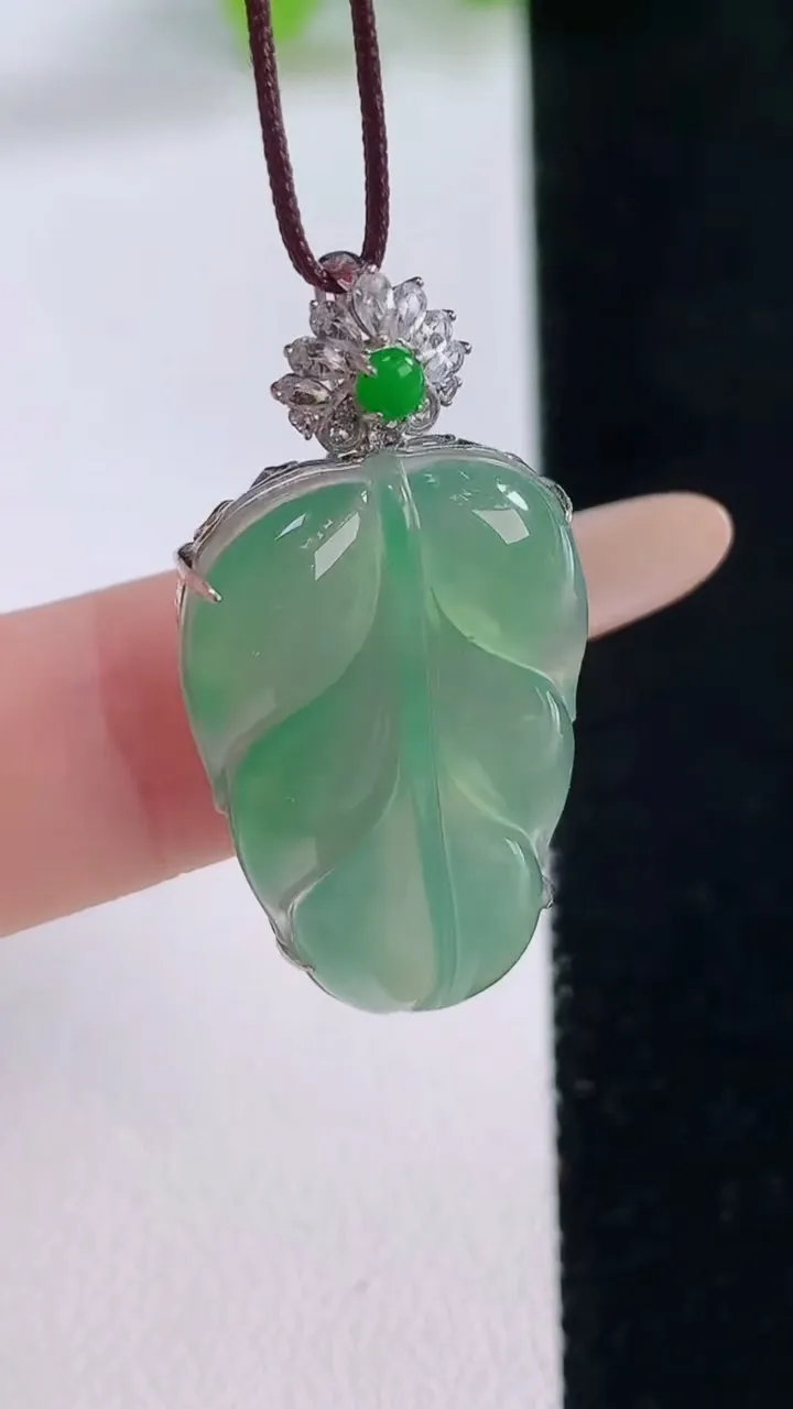 天然A货翡翠金枝玉叶 叶子吊坠，尺寸26-17.7-6.5，重量:4.28g
11月30日